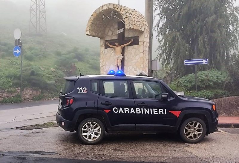 Castel di Iudica, padre e figlio, positivi al Covid, si concedono un’uscita in auto: denunciati