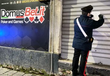 Catania, giocavano al bar senza mascherina e assembrati: esercizio chiuso