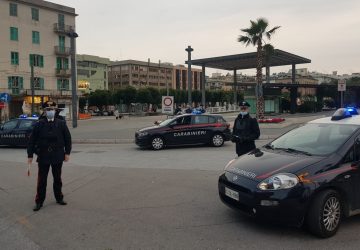 Padre, madre e figlio, tutti positivi al Covid sorpresi in giro a Messina: denunciati