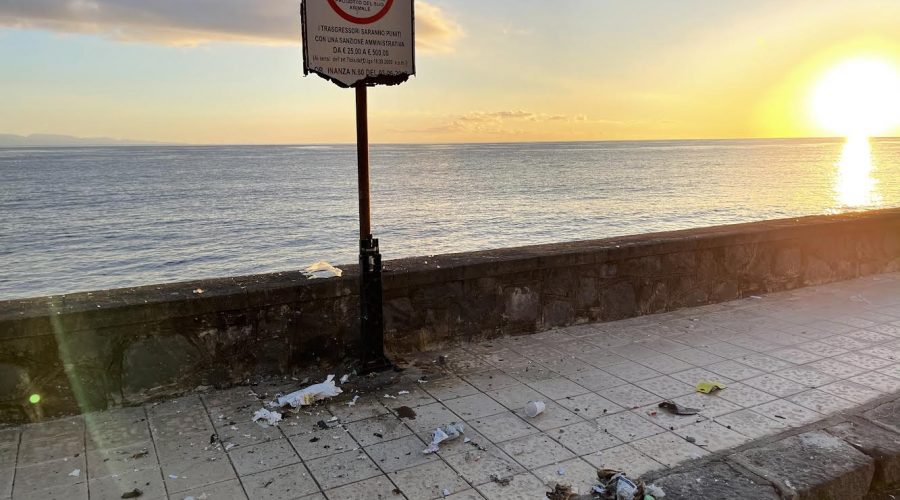 Riposto, ignobile atto di teppismo sul lungomare