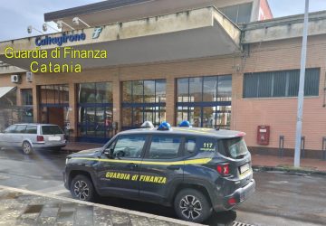 Anziani giocano a briscola in cinque in piazza violando le disposizioni anti covid: sanzionati