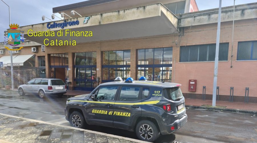 Anziani giocano a briscola in cinque in piazza violando le disposizioni anti covid: sanzionati