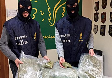 Beccato sulla tangenziale di Catania un corriere con quasi 6 kg di droga: arrestato dai finanzieri