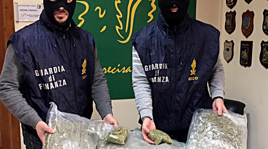 Beccato sulla tangenziale di Catania un corriere con quasi 6 kg di droga: arrestato dai finanzieri