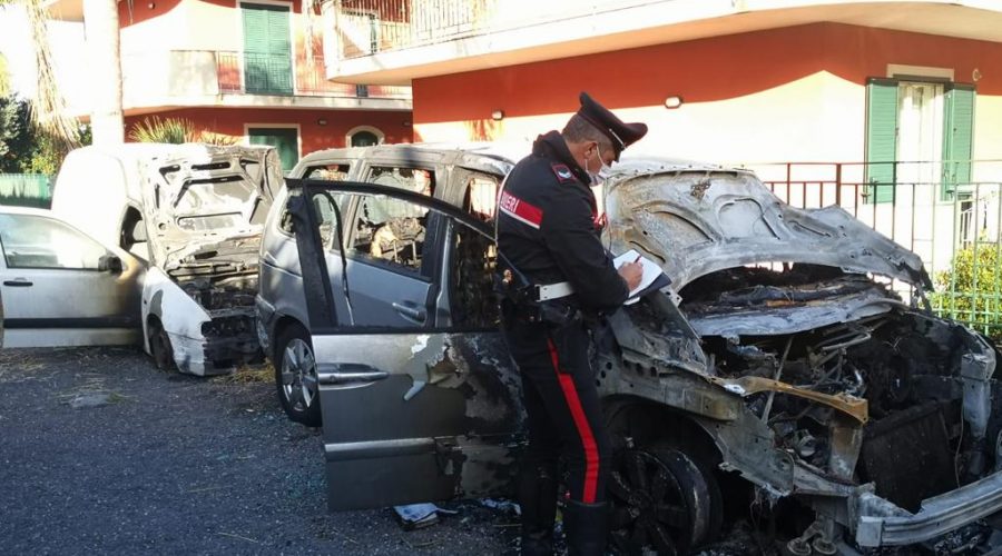 Riposto, incendio in deposito auto in via Granata FOTO