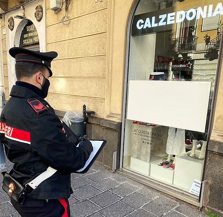 Catania, tentato furto da Calzedonia di via Etnea: due arresti