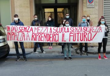 Proteste davanti all'Ufficio Scolastico Regionale di Catania. Studenti in piazza il 29 gennaio