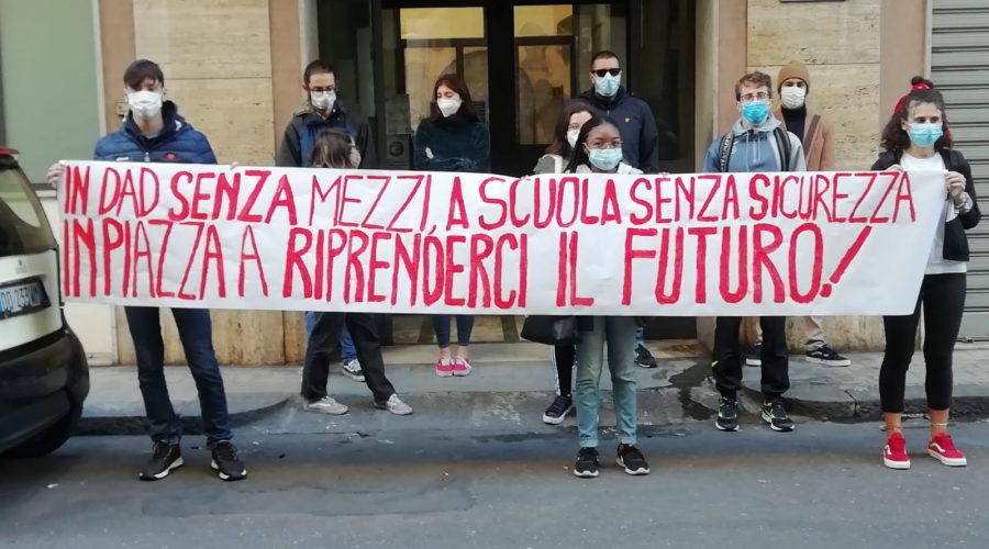 Proteste davanti all’Ufficio Scolastico Regionale di Catania. Studenti in piazza il 29 gennaio
