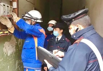 Catania, percettori di reddito di cittadinanza rubavano energia elettrica: arrestati
