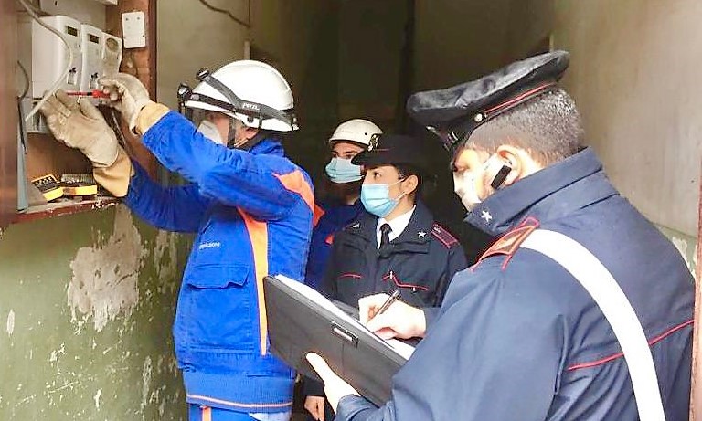 Catania, percettori di reddito di cittadinanza rubavano energia elettrica: arrestati