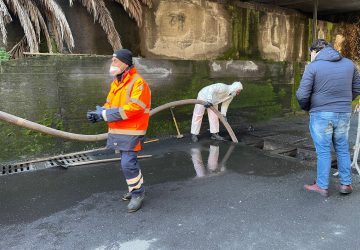 Riposto, Tech servizi impegnata nella pulizia delle caditoie a rischio