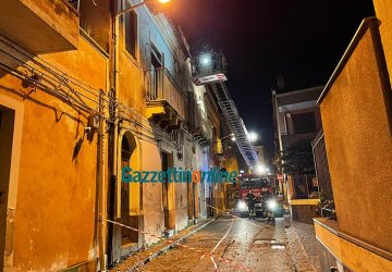 Giarre, intervento di messa in sicurezza dei Vigili del fuoco in via Teatro