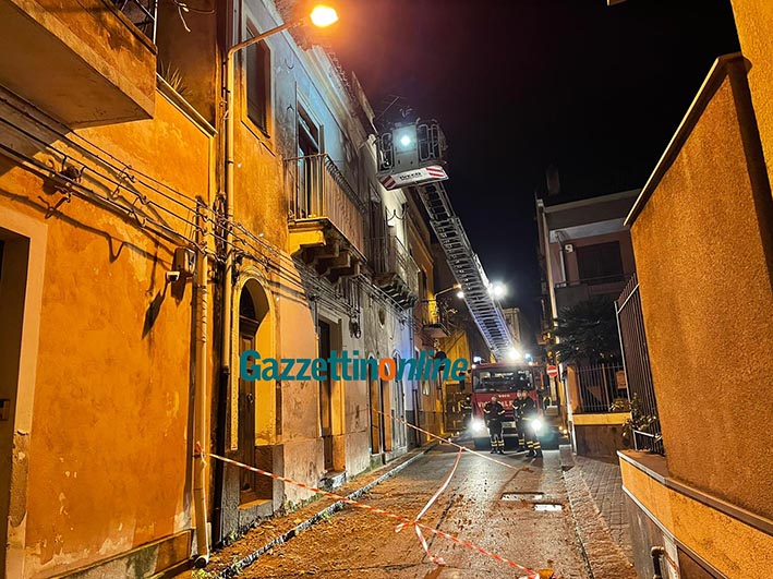 Giarre, intervento di messa in sicurezza dei Vigili del fuoco in via Teatro