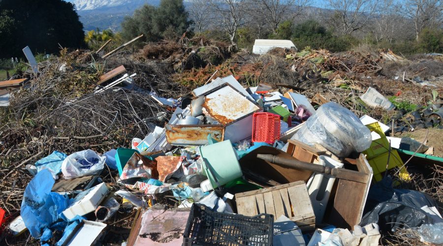 Mascali, Polizia municipale scopre macro discarica di rifiuti pericolosi in terreno privato