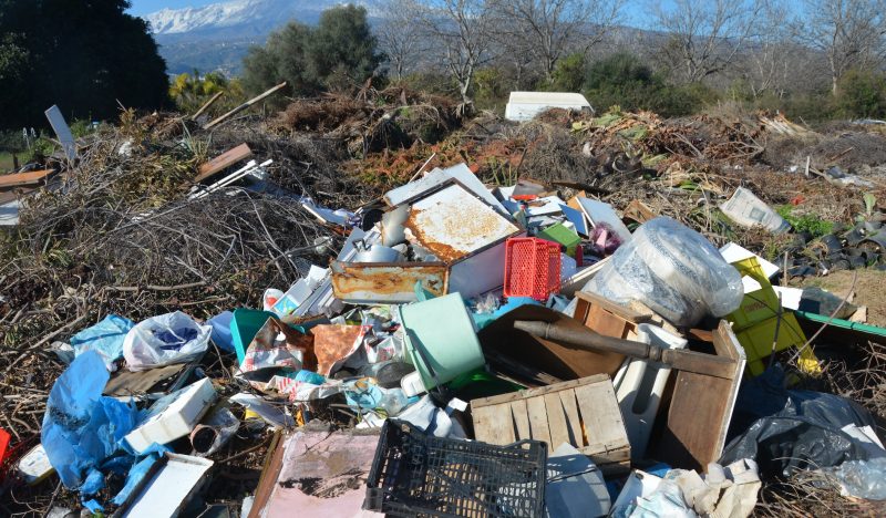 Mascali, Polizia municipale scopre macro discarica di rifiuti pericolosi in terreno privato