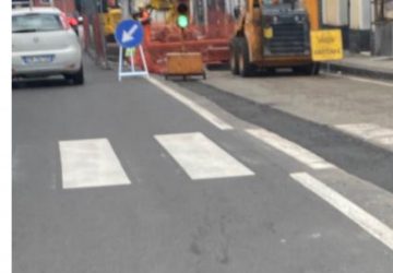 Giarre, via Principe di Piemonte bitumata di nuovo colabrodo