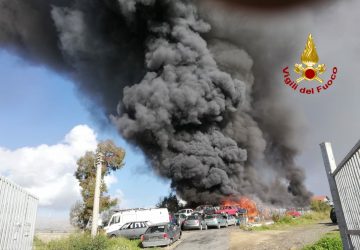 Mineo, vasto incendio all'interno di una autodemolizione VD