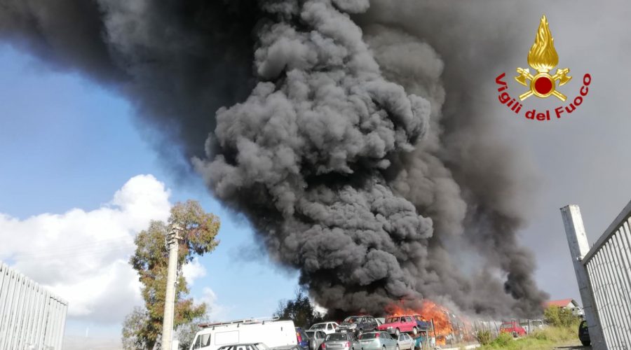 Mineo, vasto incendio all’interno di una autodemolizione VD