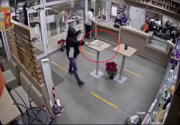 Catania, polizia sventa una rapina violenta in una stazione di servizio: due arresti VIDEO