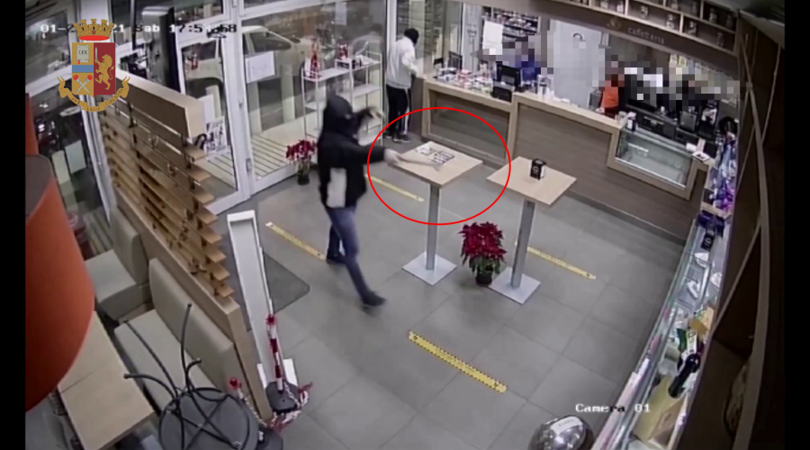 Catania, polizia sventa una rapina violenta in una stazione di servizio: due arresti VIDEO