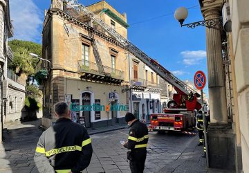 Giarre, si staccano frammenti di intonaco da una terrazza di corso Italia. Intervento dei Vvff