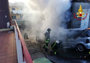 Aci Sant'Antonio, a fuoco due auto