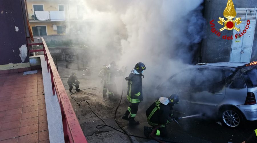Aci Sant’Antonio, a fuoco due auto