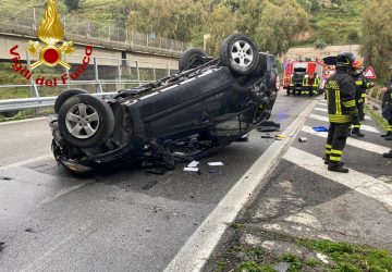 A18, incidente autonomo: auto si ribalta. Un ferito lieve