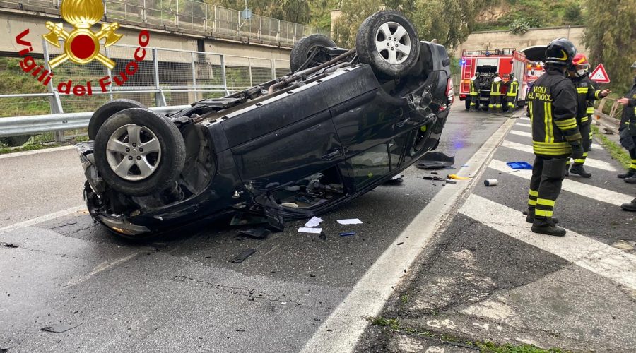 A18, incidente autonomo: auto si ribalta. Un ferito lieve