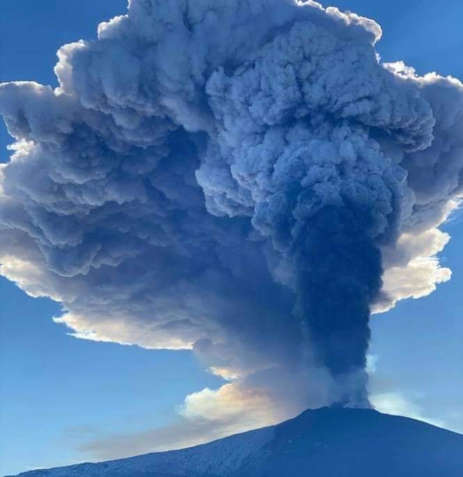 Pioggia di lapilli nel giarrese. Nuovo parossismo dell’Etna