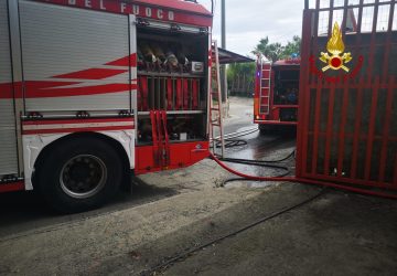 Aci Castello, divampa incendio in un terreno: muore un rottweiler rimasto legato alla catena