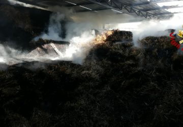 Belpasso, divampa incendio in un capannone
