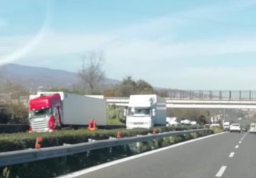 A18, Tir tampona furgone in panne sulla corsia di emergenza