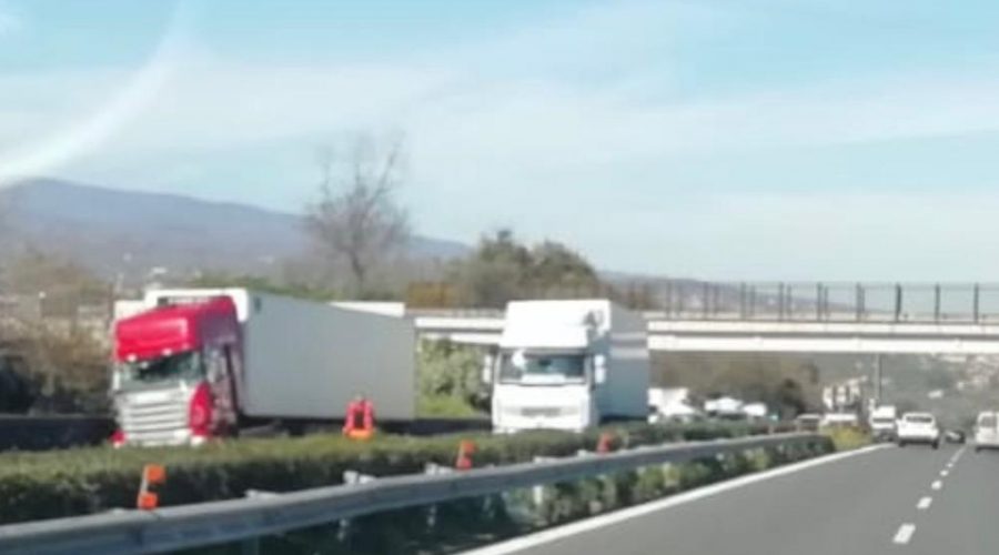 A18, Tir tampona furgone in panne sulla corsia di emergenza