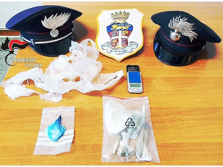 Palagonia, pusher e assuntore beccati in macchina: il primo arrestato e l’altro segnalato