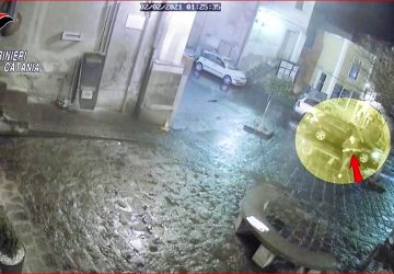 "Se non ci servi da bere te la facciamo pagare": l&rsquo;esercente si rifiuta e loro lo minacciano con un fucile