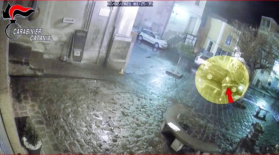 “Se non ci servi da bere te la facciamo pagare”: l’esercente si rifiuta e loro lo minacciano con un fucile
