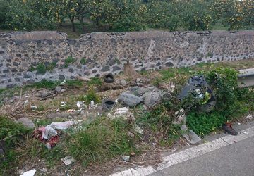 Riposto: rifiuti dentro il torrente. I cittadini segnalano