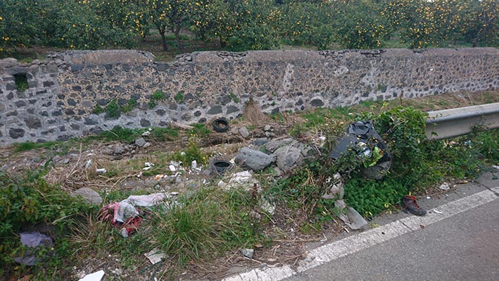 Riposto: rifiuti dentro il torrente. I cittadini segnalano