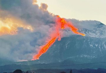 Etna, spettacolo notturno con fontane di lava