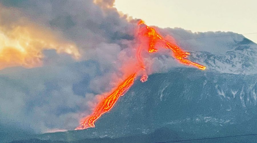 Etna, spettacolo notturno con fontane di lava