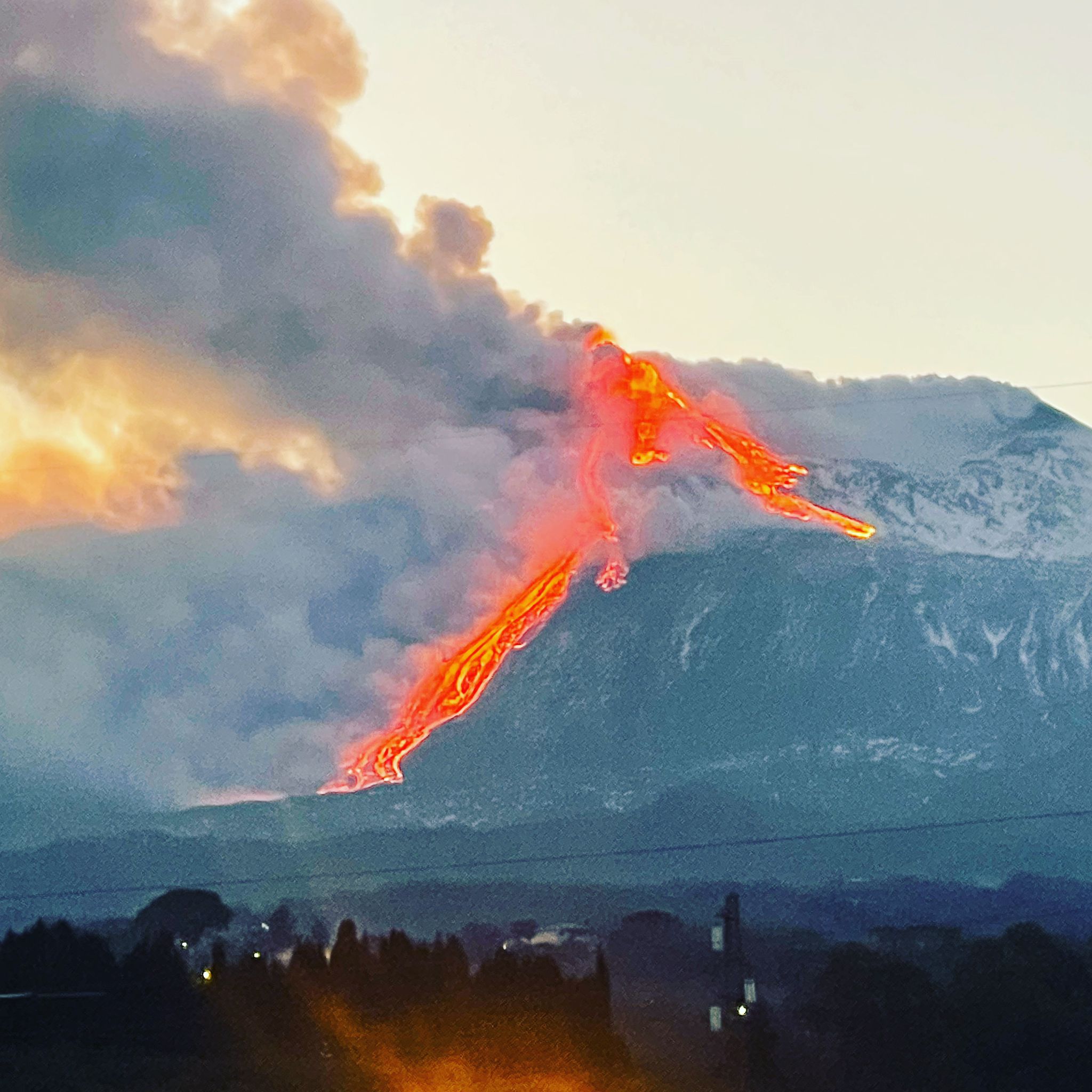 Etna, spettacolo notturno con fontane di lava
