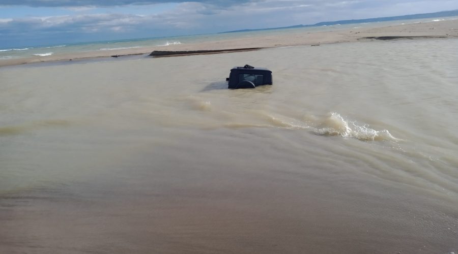A bordo di un fuoristrada rimangono sommersi dall’acqua nell’Oasi del Simeto. Salvati dai Vvf e multati e denunciati dalla Forestale