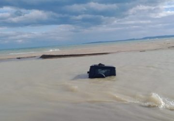 A bordo di un fuoristrada rimangono sommersi dall'acqua nell'Oasi del Simeto. Salvati dai Vvf e multati e denunciati dalla Forestale