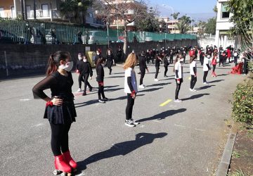Giarre, al I istituto comprensivo un flash mob contro la violenza sulle donne VIDEO