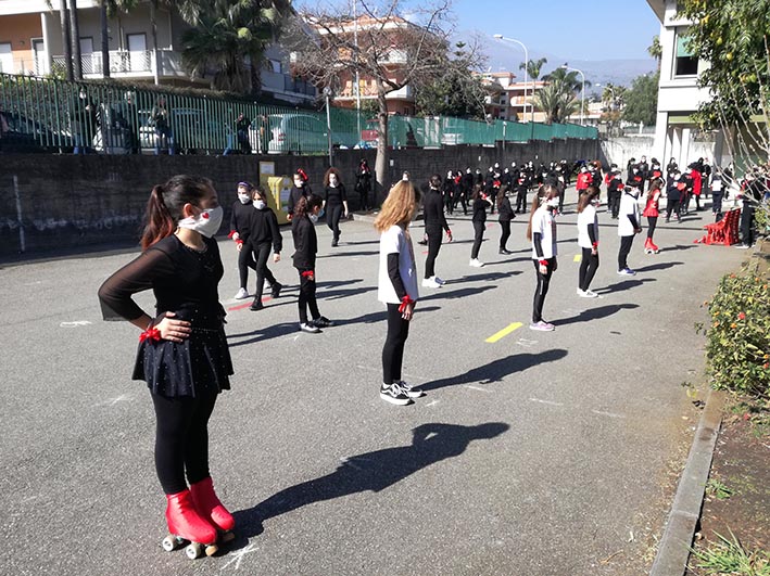 Giarre, al I istituto comprensivo un flash mob contro la violenza sulle donne VIDEO