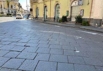 Giarre, segnaletica orizzontale sbiadita. Stalli invisibili e incroci pericolosi