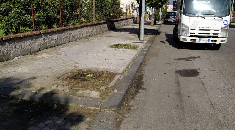Riposto, scerbatura su strade e piazze