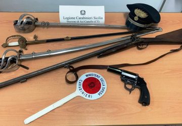 Aci Castello, minaccia con una pistola un cliente per soldi: arrestato