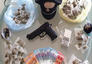 Beccati due spacciatori con la droga in auto: arrestati